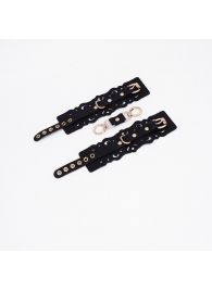 Черные кожаные наручники с узорами и золотистой фурнитурой - Crazy Handmade - купить с доставкой в Нальчике